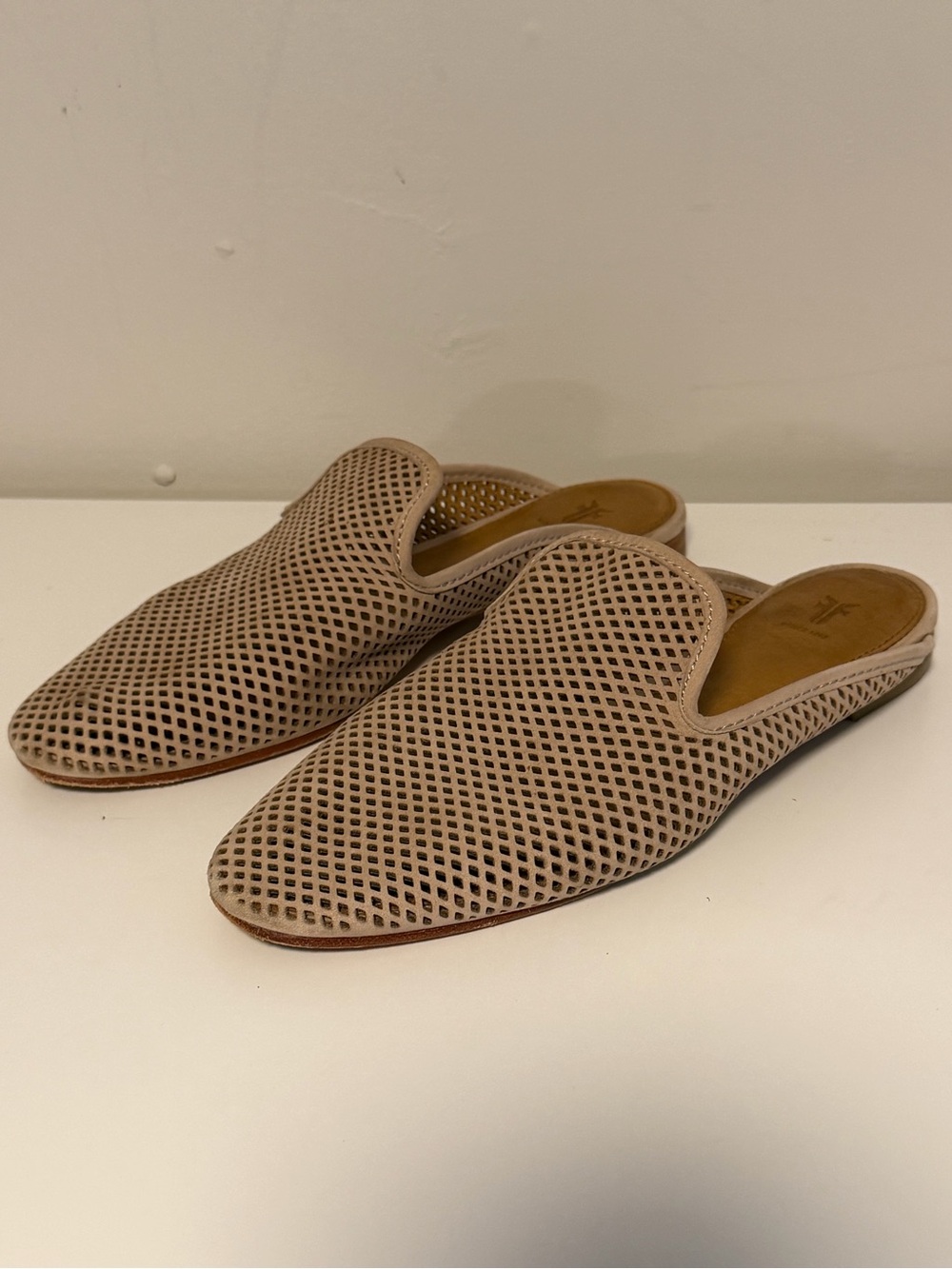 Frye women’s 6 leather cutout slip on flat tan khaki mules